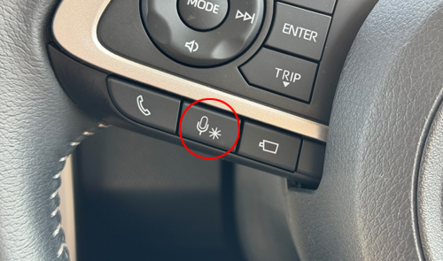 車のハンドル上の音声コマンドボタンを長押ししてCarPlayでSiriを起動・オンにする