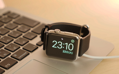Apple Watchを充電中に横向きに置くとナイトスタンドモードになる