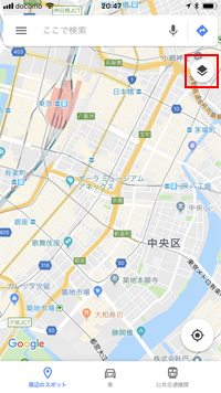 iPhoneでGoogle Mapsアプリで地図上の「レイヤ」アイコンをタップする
