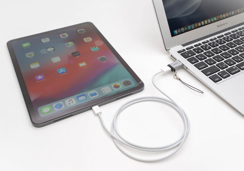 USB-C搭載iPad ProをUSB-CのないPCにUSBケーブルで接続する