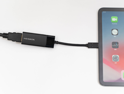 iPadにUSB C-HDMI変換アダプタを接続する