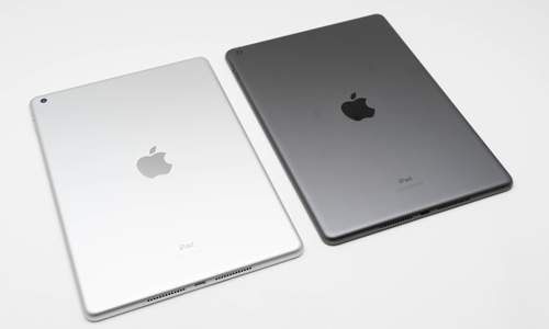 iPad(第8世代)とiPad(第7世代)の本体比較