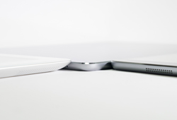 iPad(第3世代)とiPad Pro、iPad mini 2で本体の厚さを比較