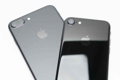 iPhone 7 ジェットブラックとブラックの比較