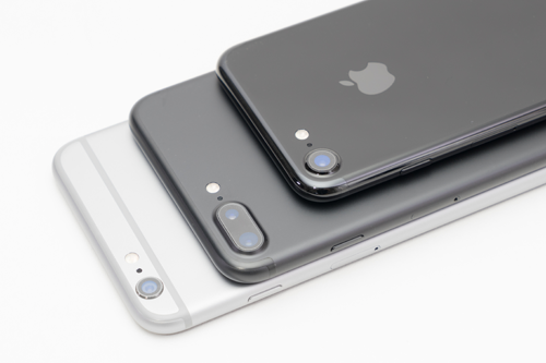 iPhone 7シリーズの2つのブラックとスペースグレイの比較