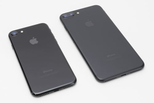 iPhone 7のジェットブラックとiPhone 7 Plusのブラックの比較